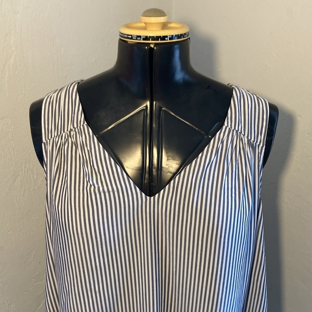 Old Navy Striped Sleeveless V-neck Top - Picture 2 of 16
